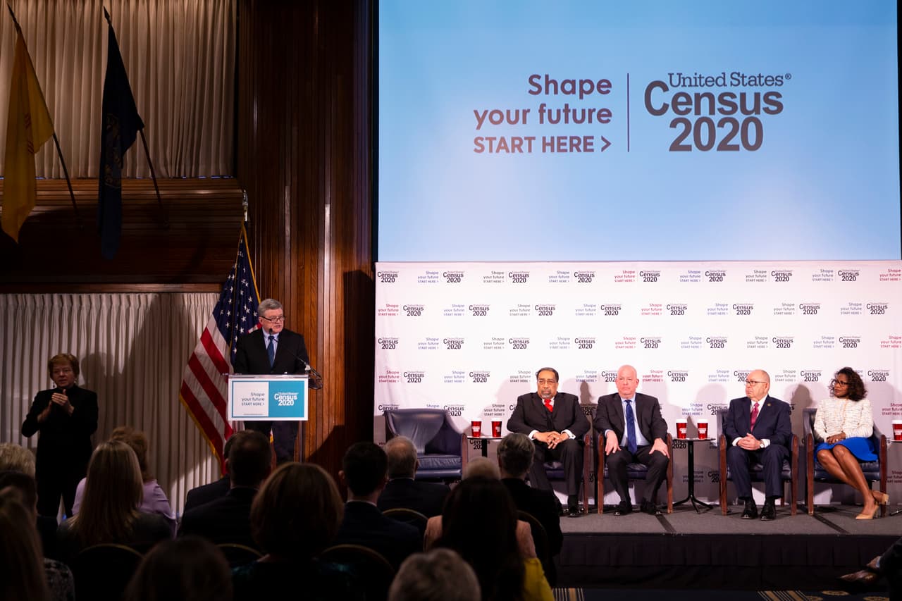 <b>¿Quién lo organiza?</b> Se planifica cada 10 años por parte de la 
<a href="https://www.census.gov/">Oficina del censo de los Estados Unidos</a> (United States Census Bureau, USCB, en inglés), que a su vez forma parte del Departamento de Comercio de los Estados Unidos.
<br>