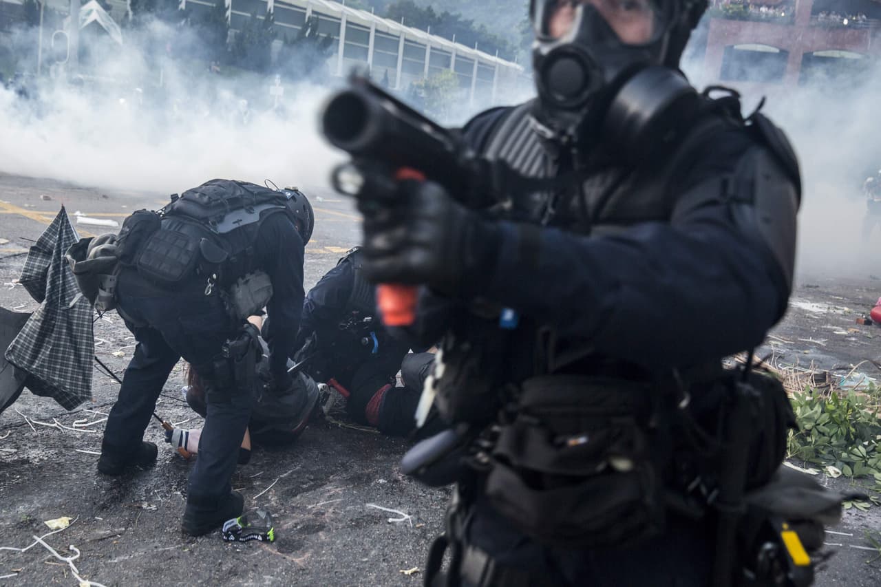 La policía de Hong Kong disparó el martes a un manifestante prodemocrático cuando la ciudad fue azotada por los peores disturbios del año, horas después de que China celebrara 70 años de gobierno del Partido Comunista con un desfile militar masivo. En la foto, un oficial antidisturbios con su lanzador de proyectiles en el distrito de Sha Tin de Hong Kong.