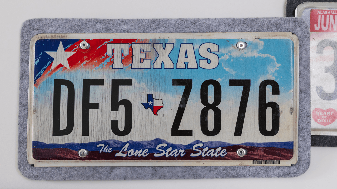 <h2 class="cms-H2-H2"><b>Requisitos para el REAL ID en Texas</b></h2>
<br>Los documentos que necesitas puedes encontrarlos también en la página del DPS. Aquí los puedes ver para quienes soliciten por primera vez, según sea el caso.
<br>
<br>Ciudadanía o presencia legal: Certificado de nacimiento de EEUU, pasaporte vigente o tarjeta de pasaporte, visa, formulario I-94, Green Card, tarjeta de autorización de empleo, documentos de inmigración.
<br>
<br>Comprobante de domicilio: Dos documentos de fuentes distintas, con el nombre y la dirección física del solicitante en ambos documentos. El nombre y la dirección física en ambos documentos deben ser los mismos.
<br>
<br>Identidad: Licencia de conducir de Texas o identificación con foto con fecha de vencimiento no mayor a dos años; pasaporte o tarjeta de pasaporte estadounidense vigente; expedientes escolares; tarjeta de registro de votante; pasaporte extranjero e I-94.
<br>
<br>Número de Seguridad Social: Verificado electrónicamente con la Administración del Seguro Social; si el número de Seguro Social no se verifica, se proporcionarán instrucciones adicionales, dice DPS.
<br>
<br>Si es una licencia de conducir: necesitas dar documentos de seguro de auto y el registro del vehículo.