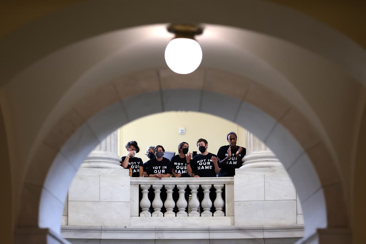 A pesar de que los edificios de oficinas de la Cámara y el Senado están abiertos al público, toda persona que quiera entrar debe someterse a los controles de seguridad, además de que no se permiten manifestaciones al interior.