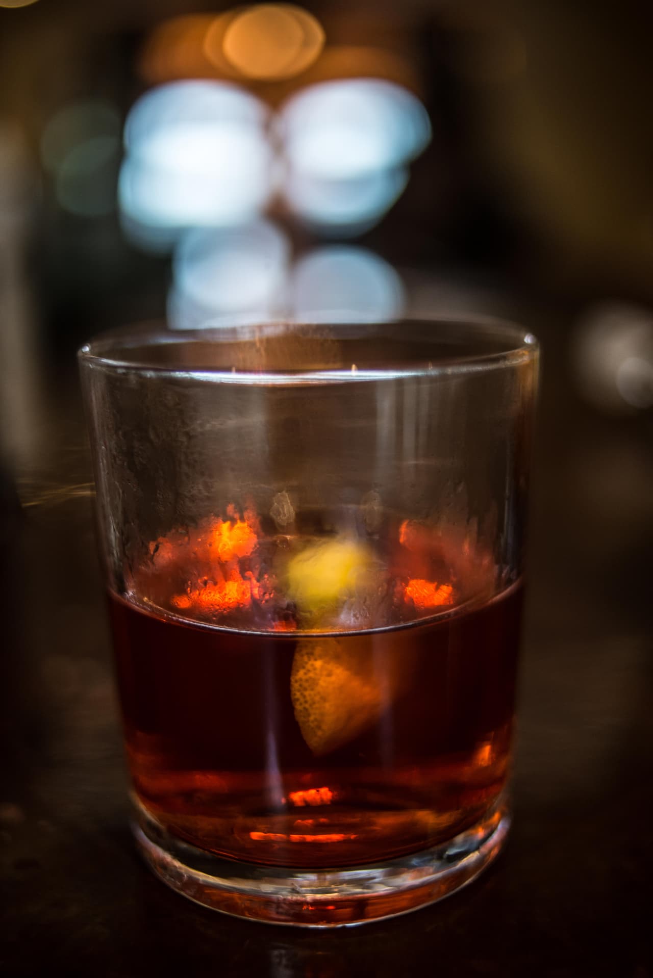 <b>El Sazerac: </b>es 
<b><a href="https://www.thrillist.com/drink/nation/the-history-of-the-sazerac-new-orleans-official-cocktail">el trago oficial </a></b>de Nueva Orleans. Lo inventó el farmacéutico Antoine Amadie Peychaud por 1850. La medicina que más vendía era una mezcla de amargos aromáticos. Esta especie de ponche se hizo muy popular entre sus amigos y así nació el Sazerac.
<br>
<br>Para prepararlo sólo necesitas mezclar en un vaso old fashion 2 partes de coñac, ½ de almíbar, 3 chorritos de absenta, 2 chorritos de Peychaud’s, 1 chorrito de bitter, 1 cáscara de limón.
<br>