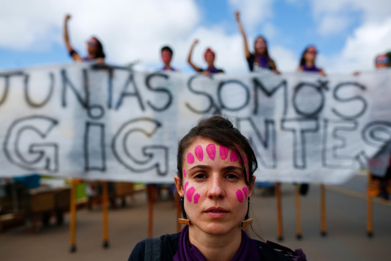 "Juntas somos gigantes", es el slogan que llevan estas mujeres en sancos, pertenecientes a Movimiento de los Sin Tierra, en la marcha en Brasilia.