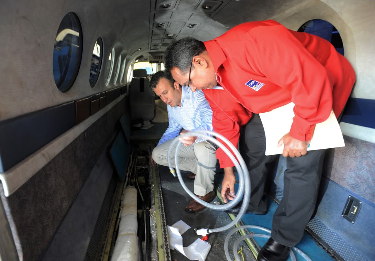 El entonces ministro de Interior y Justicia, Tareck El Aissami (I), y el antiguo director de la Organización Nacional Antidrogas (ONA), Néstor Reverol, revisan una narco avioneta interceptada en enero de 2010 en Venezuela. Pocos meses después, ambos funcionarios fueron señalados por el capo venezolano Walid Makled de estar involucrados en sus operaciones de tráfico de cocaína.