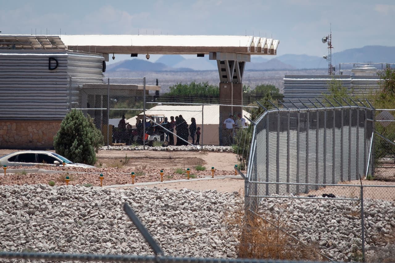 La puerta de entrada al nuevo centro de detención 'temporal' para niños. La secretaría de Seguridad Nacional asegura que la ley obliga a las autoridades a procesar como criminales a los inmigrantes que cruzan la frontera por lugares no autorizados y que por esto sus menores acompañantes deben ser separados. El promedio de días que un niño migrante pasa solo en este tipo de instalaciones es de 56, según datos provistos por el HHS.