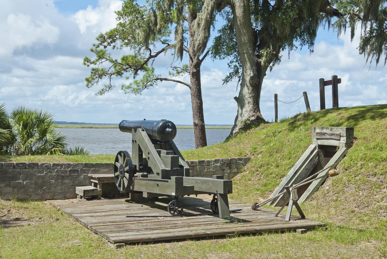 <b>Fort McAllister State Park (Richmond Hill)</b>
<br>
<b>Sitio web</b>: 
<a href="https://gastateparks.org/FortMcAllister">https://gastateparks.org/FortMcAllister</a> 
<br>
<b><a href="https://maps.app.goo.gl/qXXQTZrCpA7y2DPE9">Cómo llegar</a> </b>
<br>
<br>Ubicado entre robles gigantes, musgo español y marismas, este parque histórico es un hermoso lugar para acampar, pescar, pasear en bote, hacer un picnic y salir a explorar junto a tu mascota.