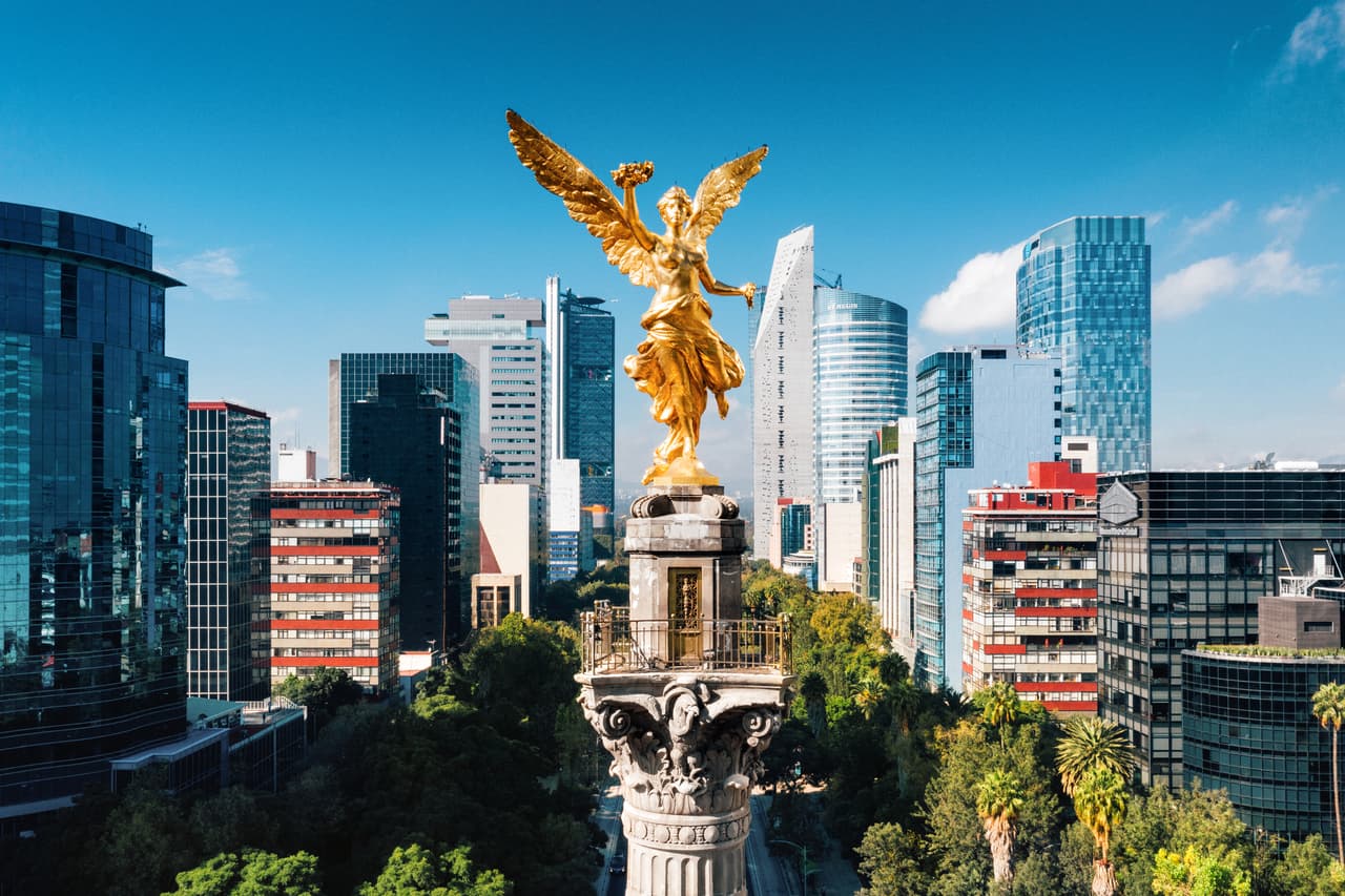 <h3 class="cms-H3-H3">5. Ciudad de México</h3>
<br>
<br>La capital mexicana se ha convertido en un destino cada vez más popular entre los turistas extranjeros. Su intensa vida metropolitana convive con los vestigios de la civilización azteca, la época colonial y el México moderno, así como una amplia oferta gastronómica y artística. 
<br>
