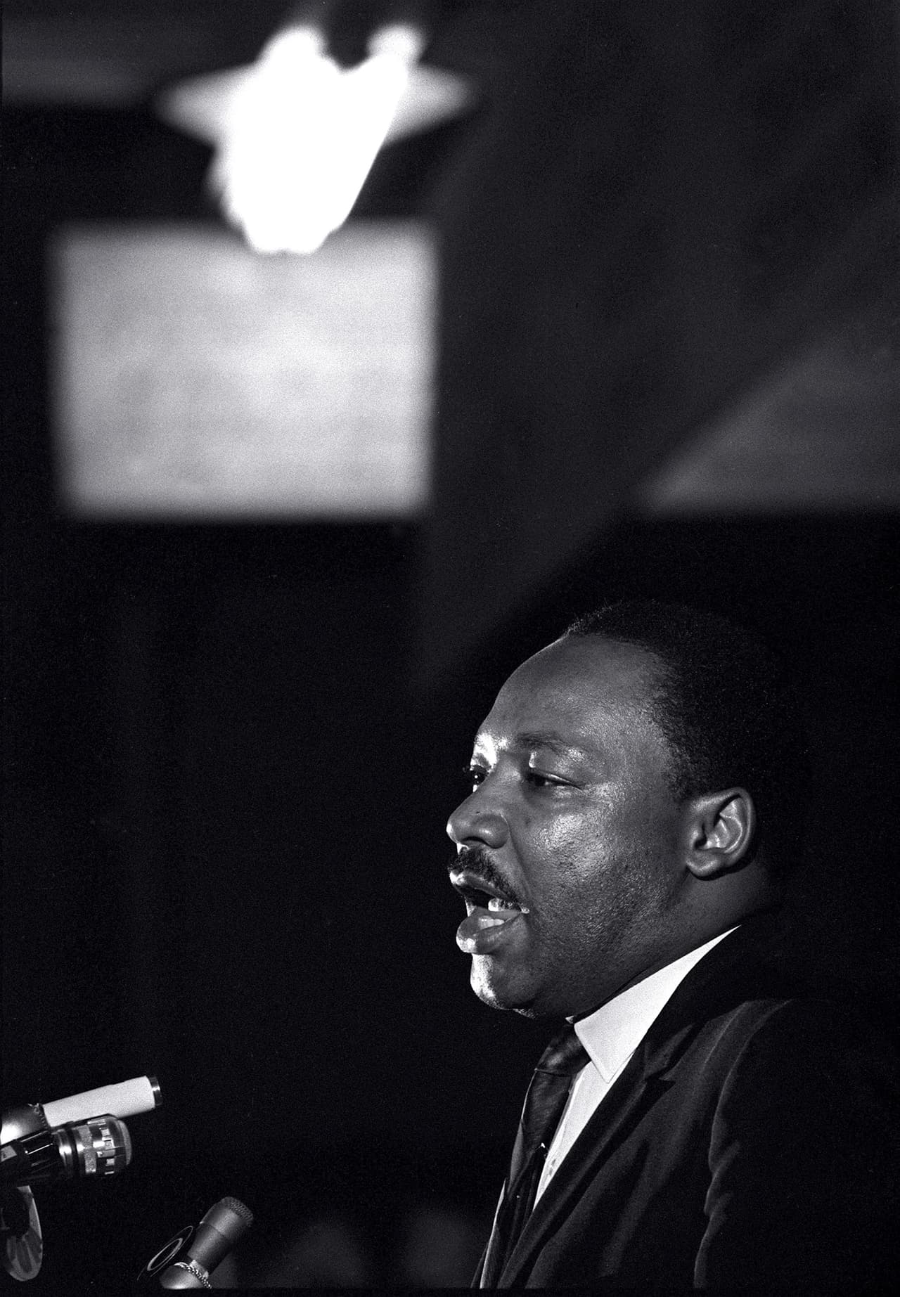 <b>El discurso donde predijo su muerte (Tennessee, 1968)</b>
<br>
<br>King viajó Memphis
<b> </b>para apoyar un movimiento de recolectores de basura afroestadounidenses en huelga para demandar mejores condiciones laborales. Allí dio, sin saberlo, su último discurso. 
<br>
<br>"¿Qué es lo que me podría ocurrir por parte de uno de nuestros malvados hermanos blancos? Como todo el mundo, a mí me gustaría vivir mucho tiempo. La longevidad es importante, pero eso es algo que ahora no me preocupa", dijo a sus seguidores reunidos en una iglesia.
<br>
<br>Al día siguiente fue asesinado. James Earl Ray, un blanco racista de Tennessee fue capturado en Londres, Reino Unido, y condenado a 99 años de prisión por el crimen.