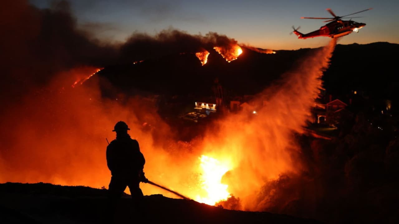 El martes, las autoridades estimaron en más de 1,200 acres las afectadas por 
<b><a href="https://www.univision.com/local/los-angeles-kmex/alerta-roja-los-angeles-incendio-pacific-palisades-arrasa-200-acres" target="_blank">el incendio en Pacifc Palisades</a></b>. Decenas de familias habían sido evacuadas de sus hogares mientras que estructuras completas fueron consumidas por las llamas.