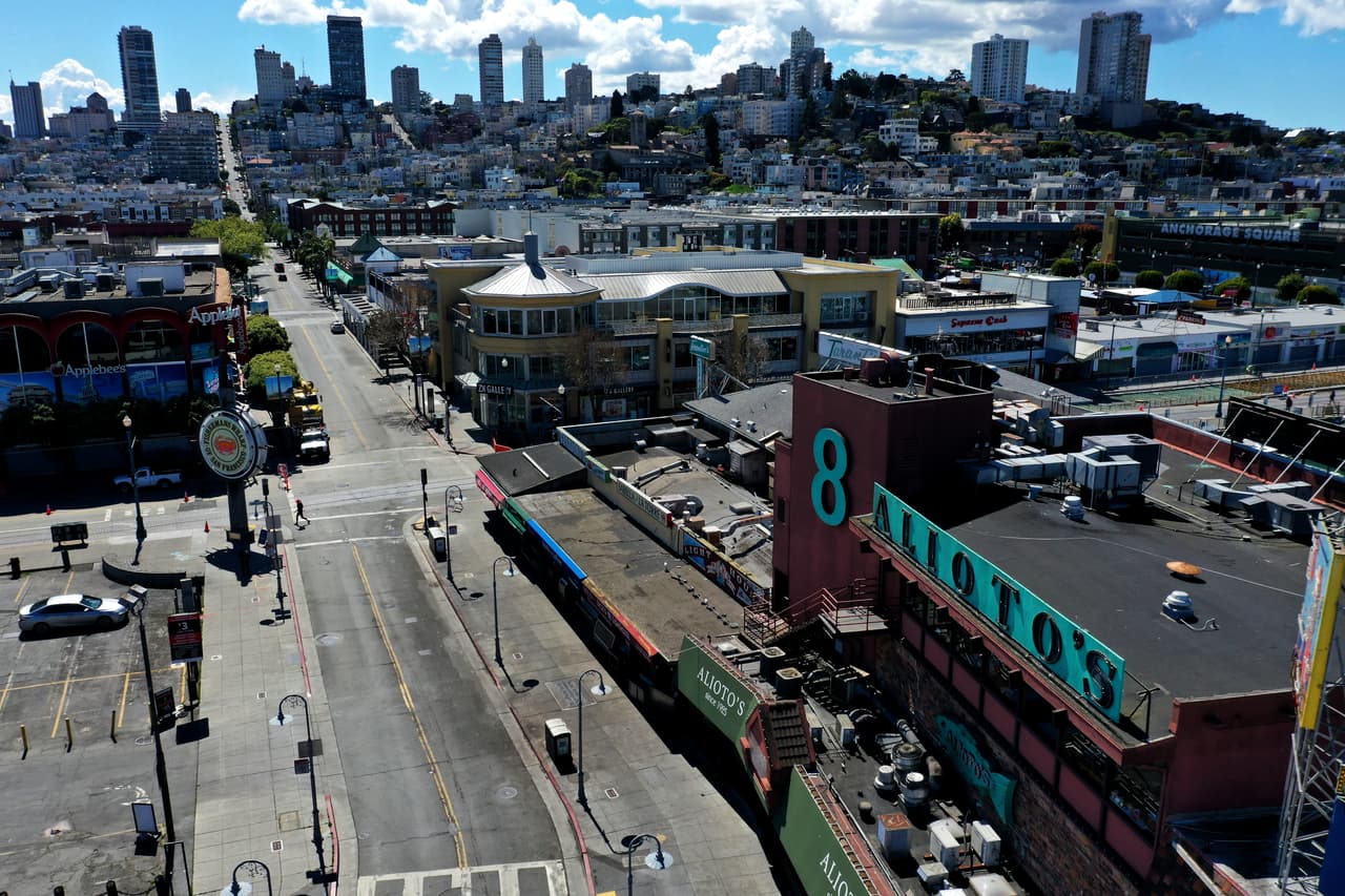<b>Fisherman's Wharf.</b> Esta zona turística y restaurantera de San Francisco es una parada obligada para los turistas. Los populares establecimientos de mariscos en la calle Taylor tuvieron que cerrar sus puertas ante la falta de comensales. En un día normal, suelen tener filas de visitantes en sus puertas.