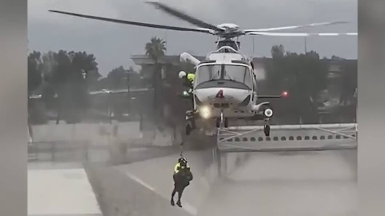 El río Los Ángeles también fue escenario de rescates. Santa Bárbara, Riverside, San Bernardino y Los Ángeles están entre los 
<b><a href="https://www.youtube.com/watch?v=iH2Ssd8f7QA" target="_blank">8 condados declarados en emergencia por el gobernador de California</a></b>, Gavin Newson.