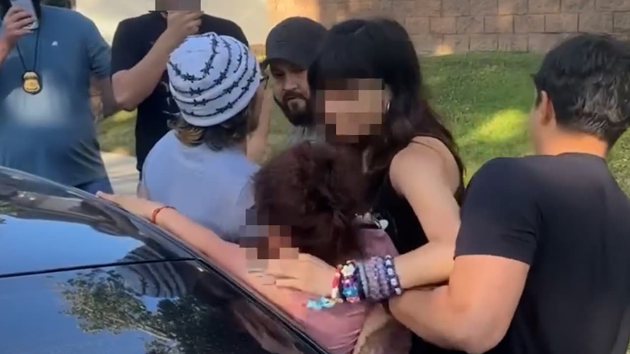 ICE arresta a madre frente a sus hijos y sin mostrar una orden: los chicos intentaron impedirlo