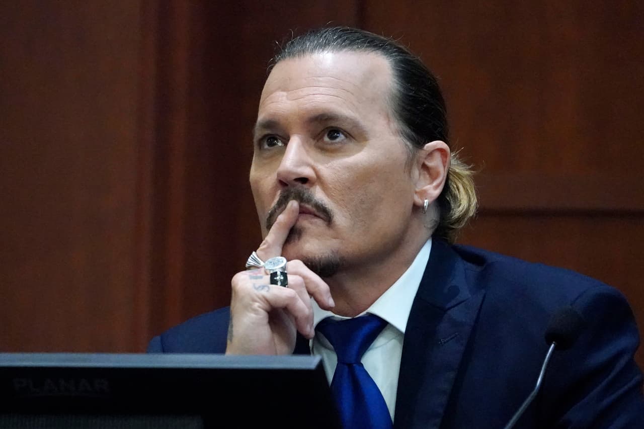 En el controversial juicio que duró seis semanas, el histrión de 59 años también fue encontrado responsable de desacreditar a la actriz, por lo que deberá pagarle 2 millones de dólares.