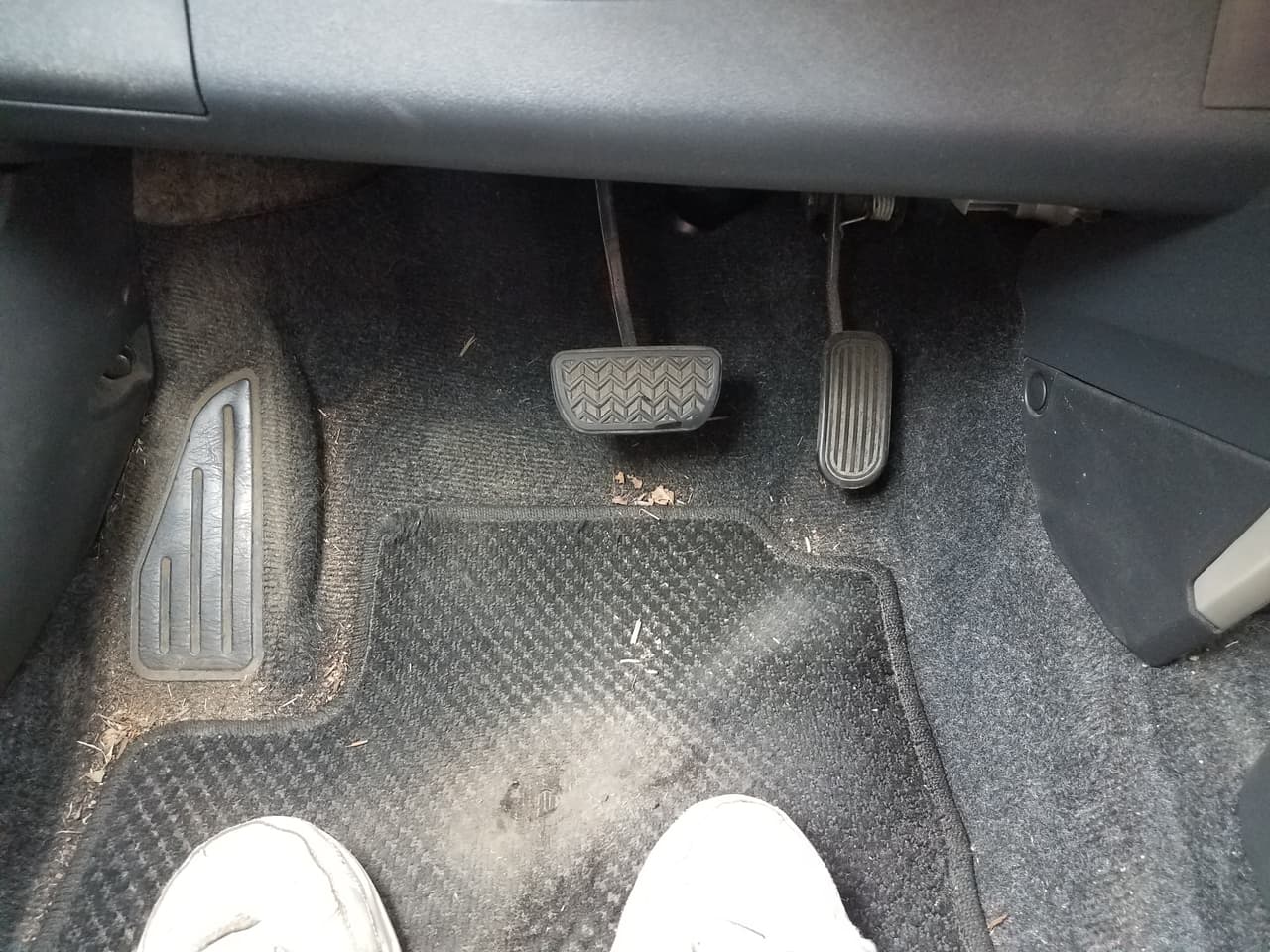<b>Alfombras.</b> En la cabina, lo primero que se daña son las alfombras o tapetes, incluso si el carro tan solo tiene unos cuantos años de uso. Y no es para menos, pues cada que entramos al carro, llevamos en nuestros zapatos tierra, agua e incluso bacterias.