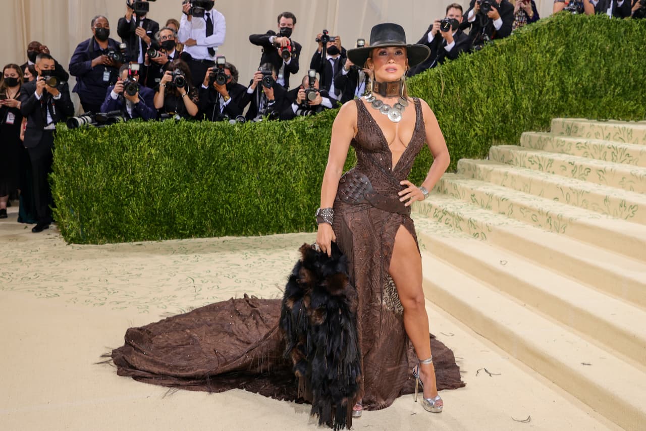 En la Met Gala 2021, atípica debido a la pandemia por covid-19, JLo fascinó con un vestido inspirado en el oeste de Ralph Lauren de escote profundo ‘V’ y abertura en la pierna.
