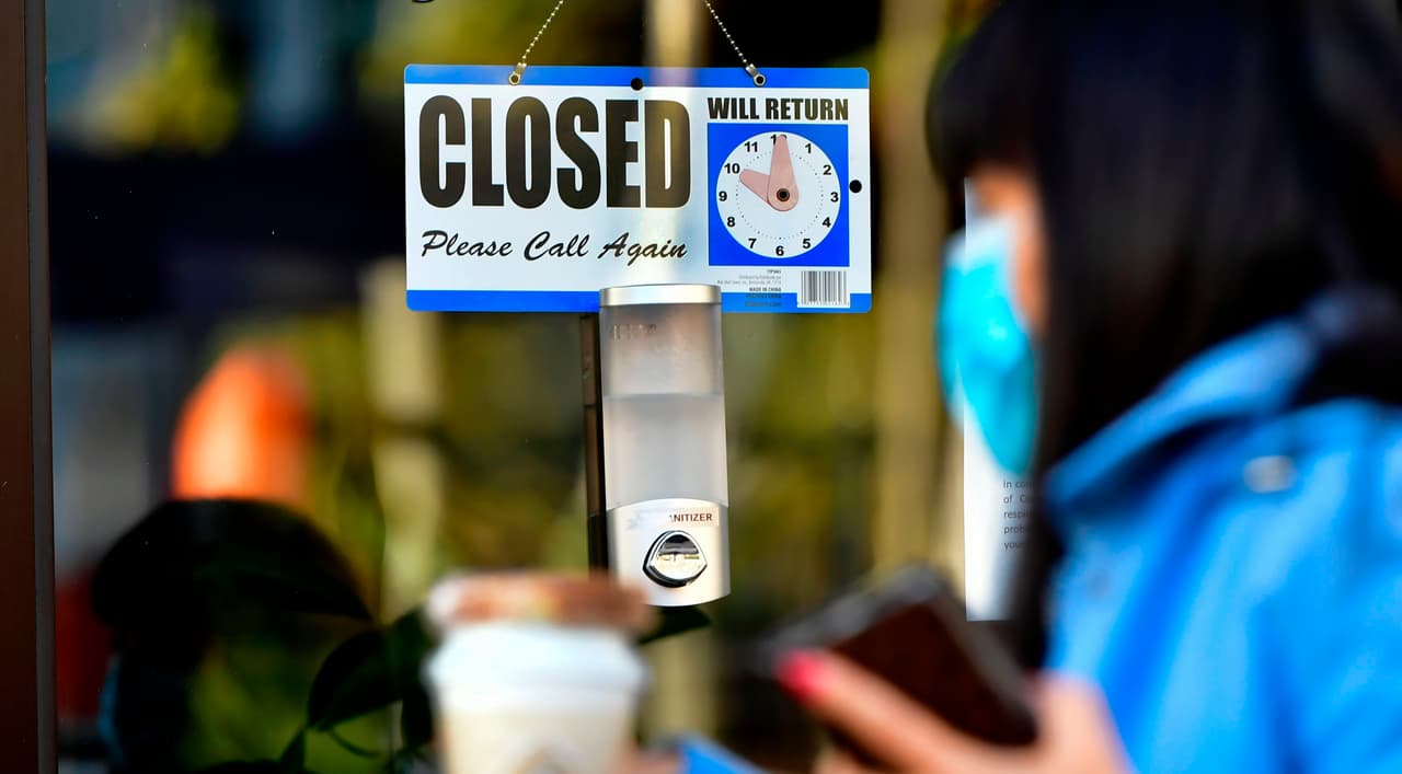 Los comercios que pertenecen a 
<a href="https://www.univision.com/local/san-francisco-kdtv/que-negocios-cierran-en-el-area-de-la-bahia-por-el-toque-de-queda">sectores no esenciales</a> como bares, viñedos, barberías, salones de belleza y servicios de cuidado personal permanecerán cerrados por lo menos hasta el próximo 7 de enero de 2021 en los condados Alameda, Contra Costa, Marin, Monterey, Napa, San Francisco, San Mateo, Santa Clara, Santa Cruz, Solano y Sonoma. A continuación, te explicamos qué cierra y qué sigue abierto en toda la región.