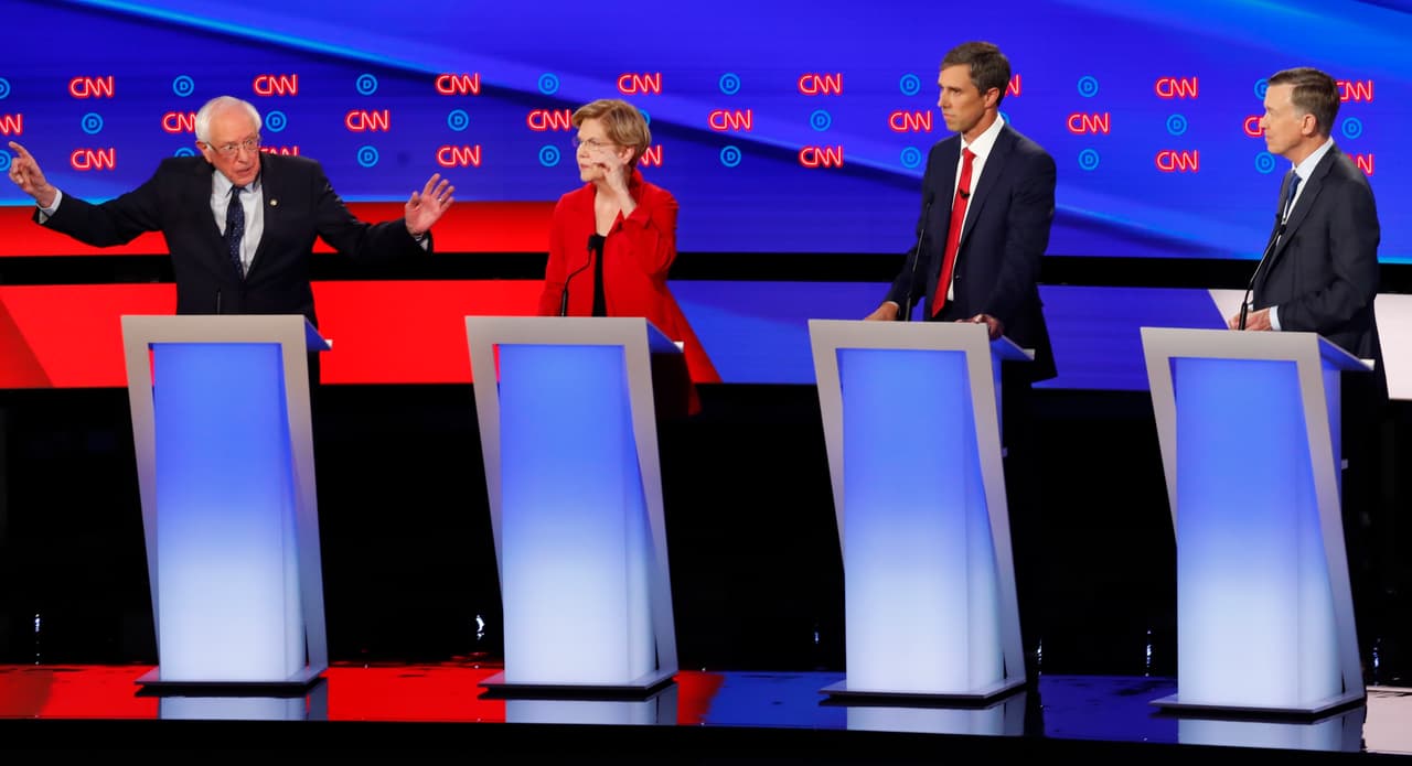 Los candidatos más prominentes, 
<a href="https://www.univision.com/temas/bernie-sanders">Bernie Sanders</a> (senador por Vermont) y 
<a href="https://www.univision.com/temas/elizabeth-warren">Elizabeth Warren</a> (senadora de Massachusetts), fueron 
<b>el foco de atención</b> de la noche del martes. A su lado, 
<a href="https://www.univision.com/temas/beto-orourke">Beto O'Rourke</a> (ex representante por Texas) y 
<a href="https://www.univision.com/temas/john-hickenlooper">John Hickenlooper</a> (ex gobernador de Colorado).