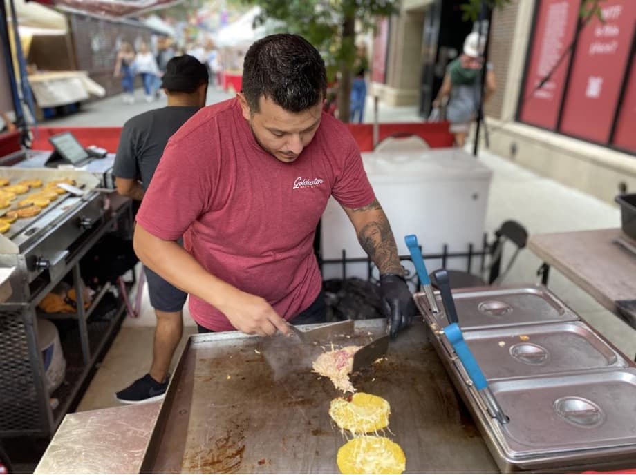 Bryan León es hijo de los dueños de 'Mozzarepas'. Él ha trabajado en el festival desde los 8 años de edad.