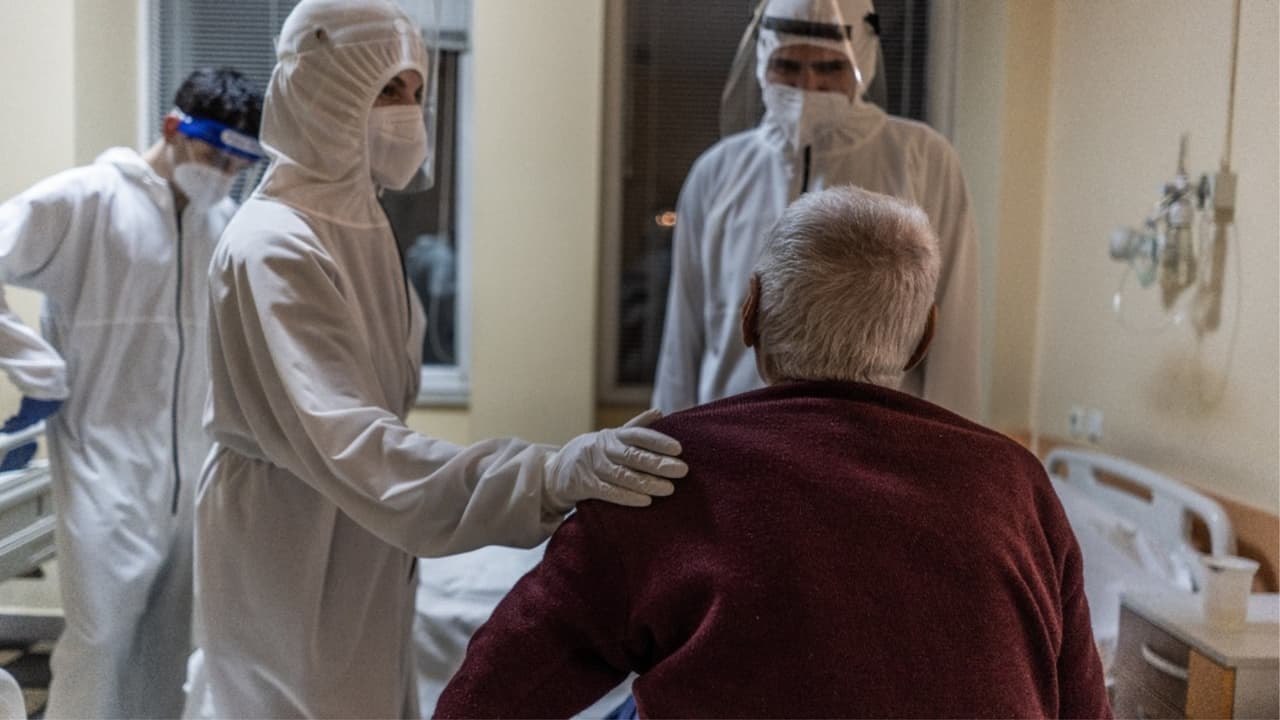 Más evidencia de secuelas a largo plazo: la mayoría de los hospitalizados por covid-19 siguen con síntomas seis meses después  