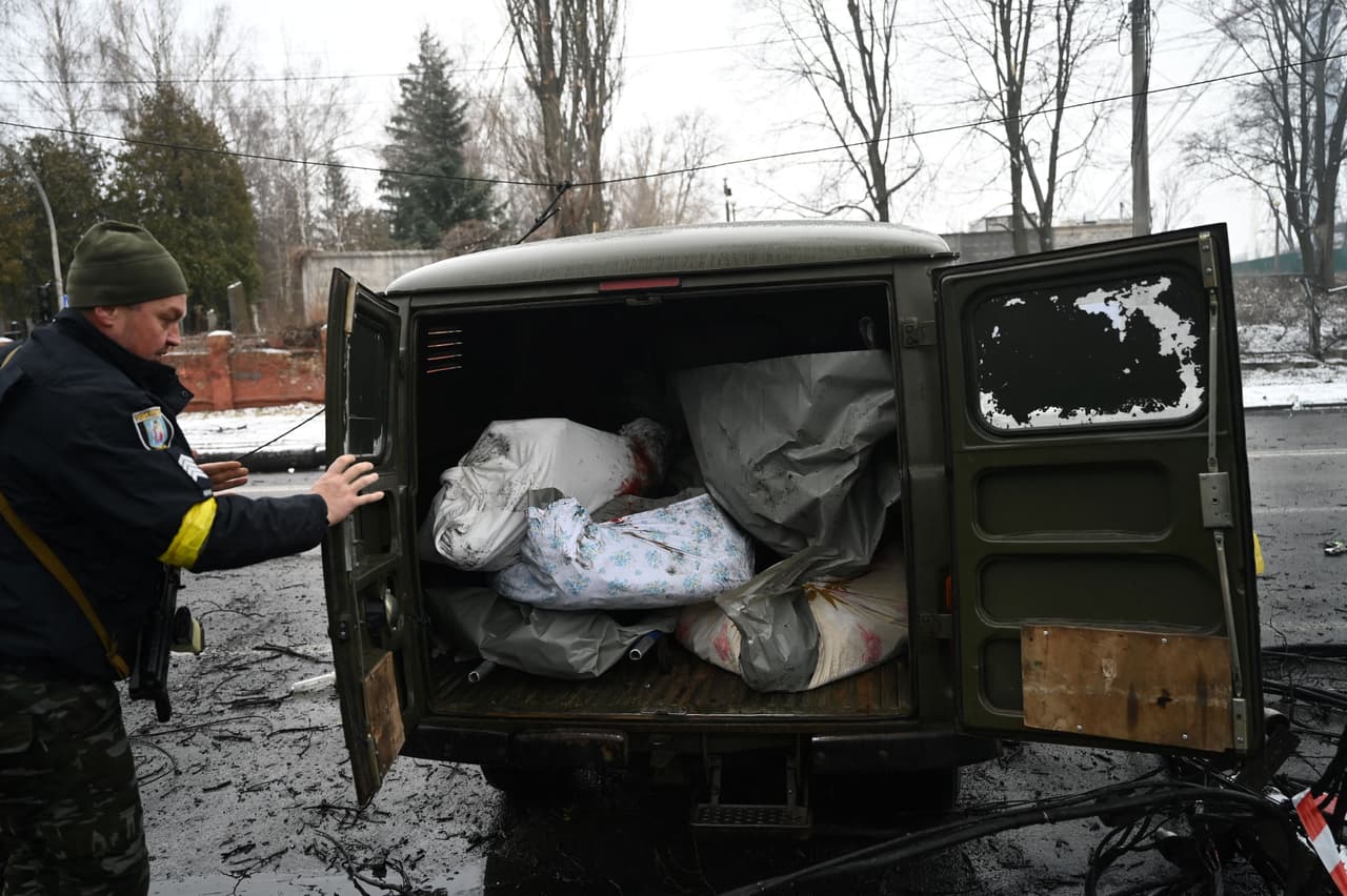 Personal de salvamento recoge cadáveres de las calles de Kiev. Los países de la Unión Europea llegaron este miércoles a un acuerdo político para imponer más sanciones contra Bielorrusia por su cooperación con Rusia para invadir Ucrania.