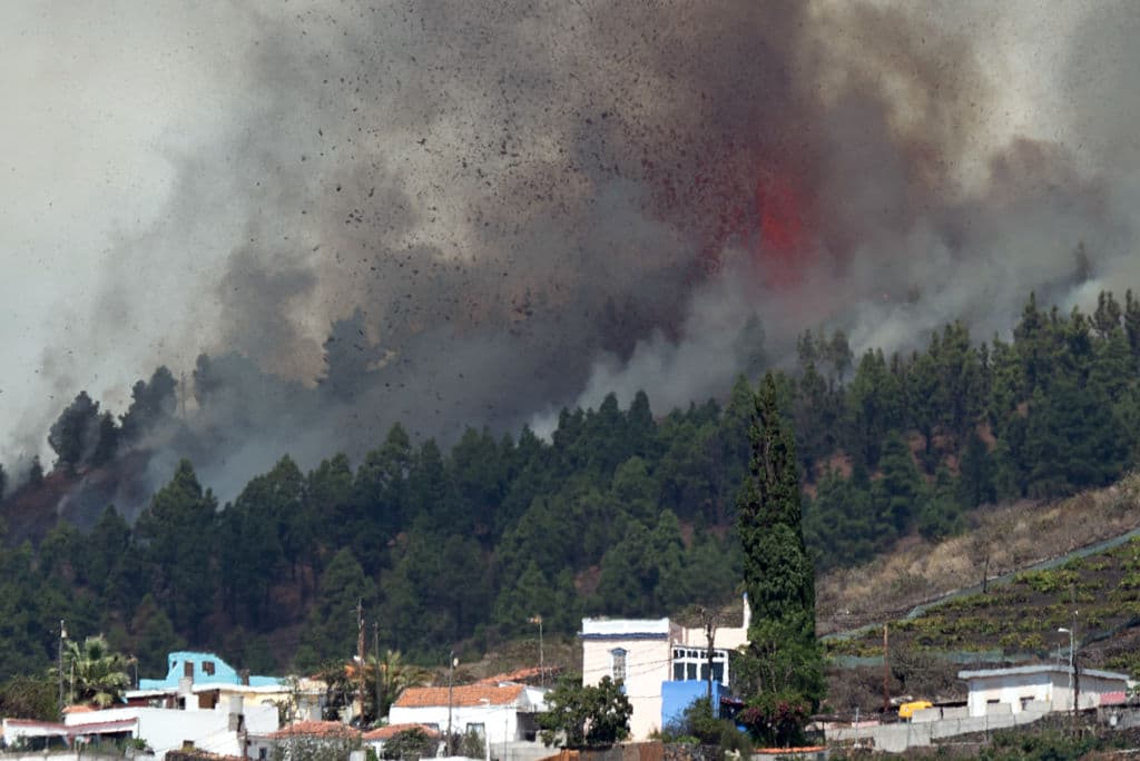 Se trata de una 
<a href="https://elpais.com/ciencia/2021-09-19/las-claves-del-volcan-de-cumbre-vieja-por-que-se-ha-producido-esta-erupcion-en-la-palma-cuanto-puede-durar.html" target="_blank">erupción del volcán Cumbre Vieja</a>, 
<b>la primera en 50 años tanto en la isla de la Palma como en España.</b>