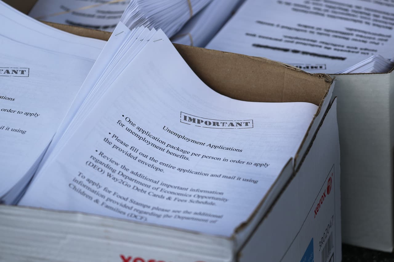 <b>Mis ingresos eran nulos o muy bajos y por ello no requería declarar impuestos, ¿qué debo hacer para dejarle saber al IRS que soy elegible para la ayuda?</b> El IRS 
<b><a href="https://www.univision.com/noticias/dinero/con-esta-herramienta-gratuita-del-irs-recibiras-el-cheque-de-ayuda-si-no-declaraste-impuestos-en-2018-ni-2019">abrió una herramienta gratuita</a></b> llamada 
<b><a href="https://www.irs.gov/coronavirus/non-filers-enter-payment-info-here" target="_blank"><i>Non-Filers </i></a></b>para que quienes no declararon impuestos en 2018 ni 2019 porque sus ingresos eran inferiores a los $12,200
<b> </b>($24,400 para las parejas casadas) o porque "por otras razones" no requerían hacerlo puedan ingresar su información para el procesamiento de su 'cheque' de ayuda. Esto incluye a las personas que no tuvieron ingresos en esos años.
<br>