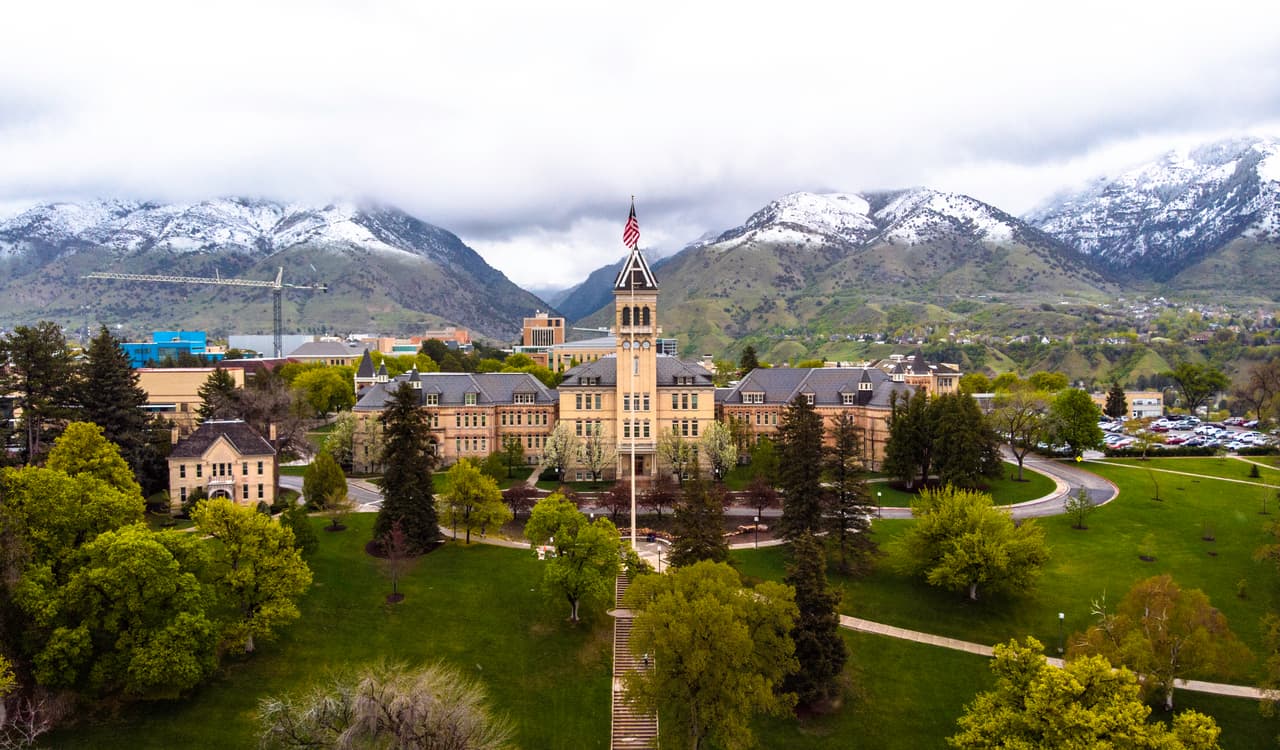 <h3 class="cms-H3-H3">2. Logan, Utah-Idaho</h3>
<br>
<br>👟 
<b>Media de edad: </b>25.8 años.
<br>
<br>👟 
<b>Población que asiste a la universidad: </b>14.1%
<br>
<br>👟
<b> Población menor de 18 años:</b> 32.8%
<br>
<br>👟
<b> Población mayor de 65 años: </b>9.8%
<br>
<br>👟 
<b>Población: </b>140,072 habitantes.
<br>