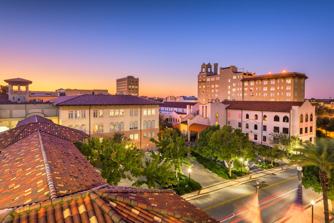 <b>Puesto 5. Lakeland, Florida</b>
<br>
<br>Población del área metropolitana: 686,218 habitantes.
<br>
<br>Precio promedio de la vivienda: 237,710 dólares.
<br>
<br>Salario promedio anual: 43,150 dólares.
<br>
<br>Migración neta entre 2015 y 2019: 10.56%.
<br>
<br>Está ubicada en el centro de la península de Florida y su fuerte crecimiento supera el de otras áreas costeras. Muchas personas son atraídas por la cantidad de lagos de la zona, y también por su clima cálido.
<br>