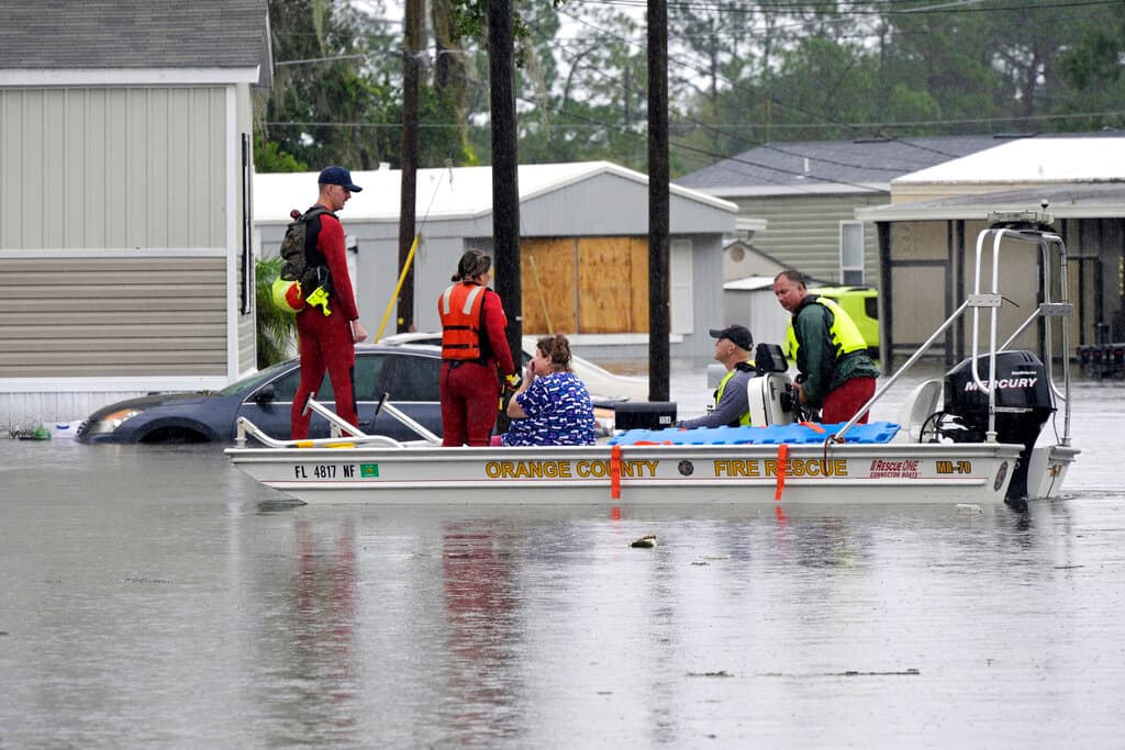 Las inundaciones hicieron difícil las labores de rescate. En el Condado de Orange, en Orlando, tuvieron que rescatar a los residentes en botes.