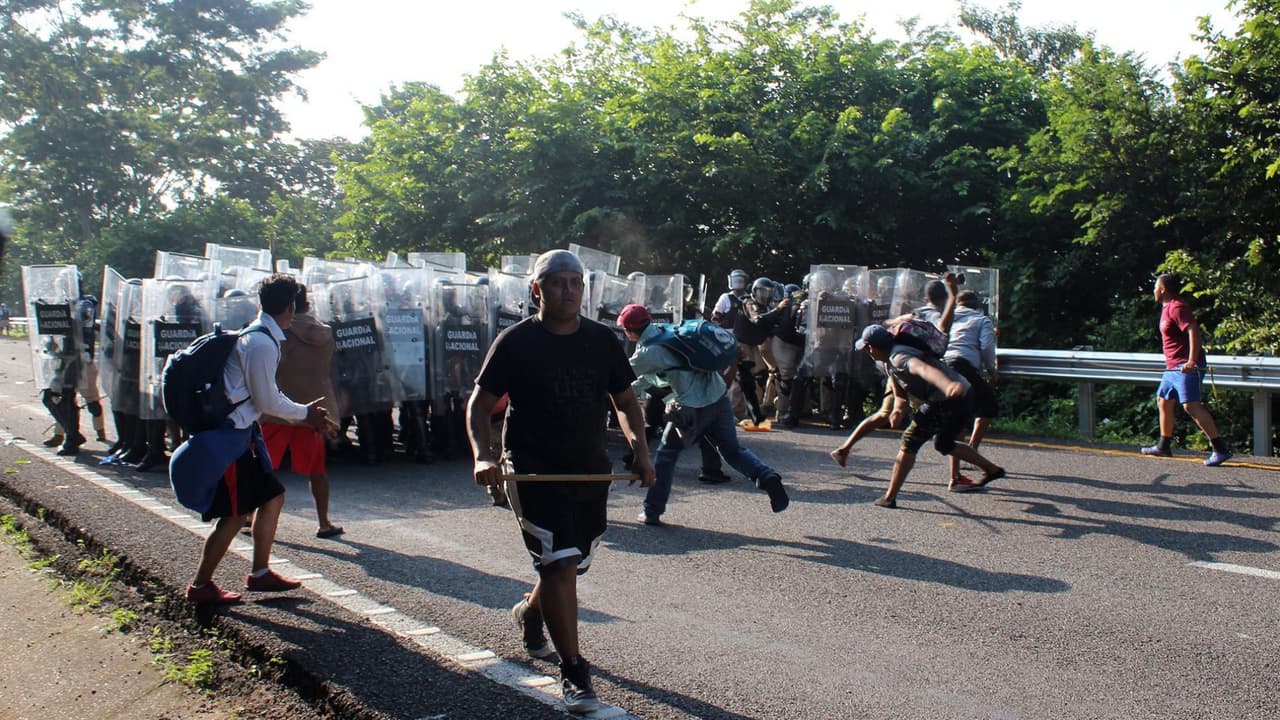 Un grupo de migrantes de la caravana que avanza hacia el norte atacó a miembros de la Guardia Nacional en una carretera del estado de Chiapas. La tensión crece tras la muerte de un migrante el fin de semana tras un supuesto tiroteo de los guardias, que custodian el avance por carretera de los migrantes.