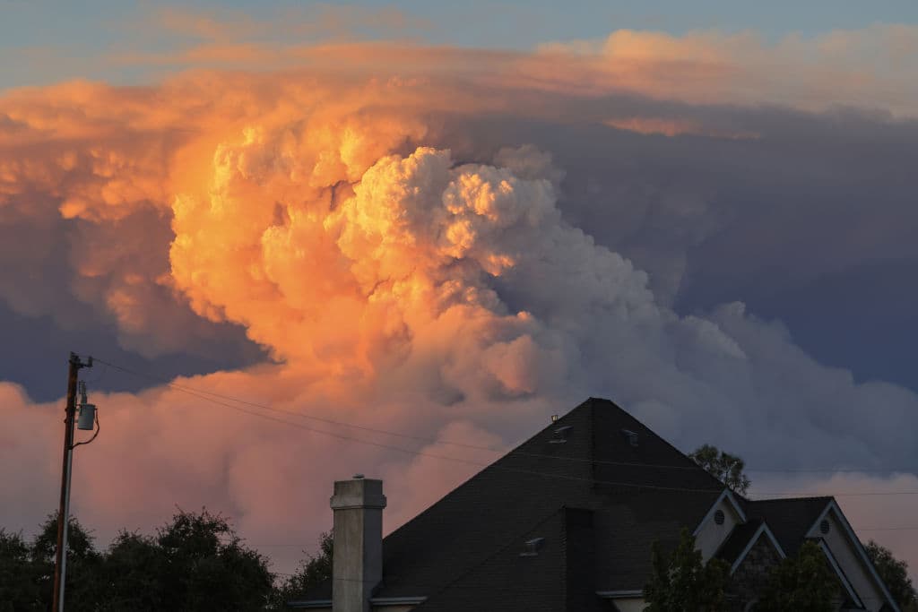 Esta declaración de emergencia oficial permitirá a los afectados agilizar el proceso de reemplazo de sus identificaciones personales. También les ayudará a que puedan solicitar los 
<b><a href="https://www.univision.com/local/sacramento-kuvs/como-solicitar-ayudas-desempleo-450-trabajadores-tormentas-california" target="_blank">beneficios de desempleo</a></b>.