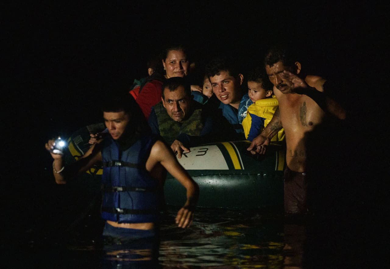 Texas demanda nueva política que agiliza procesos de asilo en la frontera
