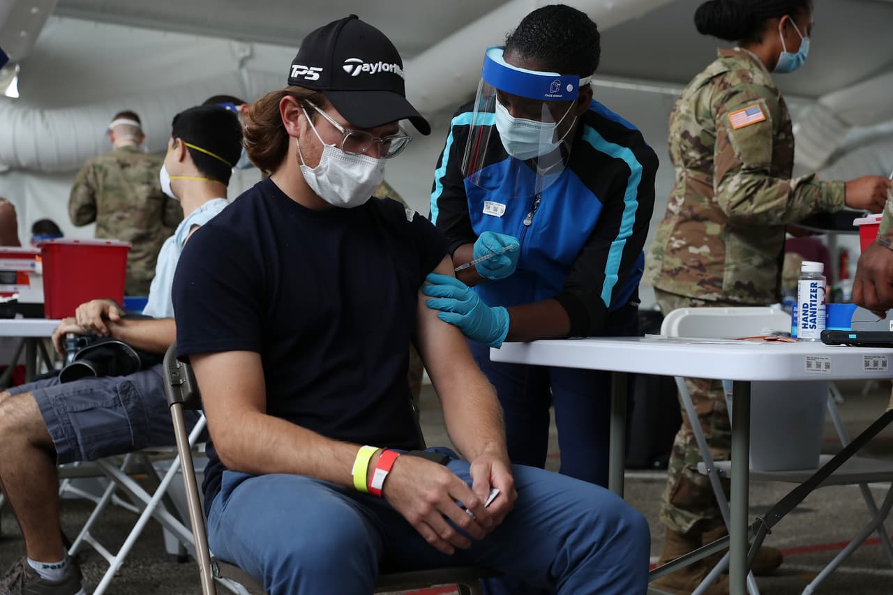 Las autoridades no han dicho si 
<a href="https://www.univision.com/local/miami-wltv/florida-reporta-primer-caso-en-el-estado-de-la-variante-omicron-de-coronavirus">los pacientes afectados están vacunados contra el coronavirus</a>.