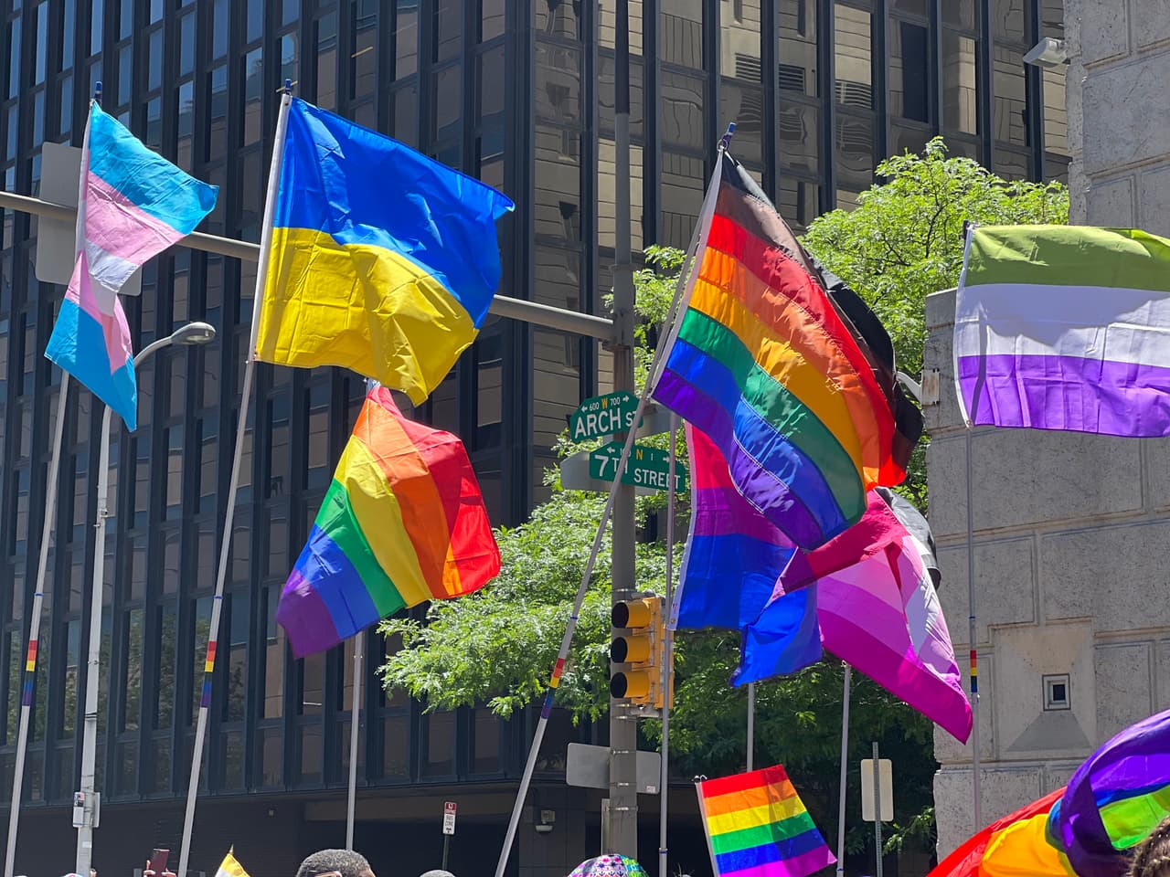 <b>Salón de Banderas LGBTQ+ y Exhibició de banderas del Orgullo</b>
<br>Cuándo: del 1 al 30 de junio
<br>Dónde: Rittenhouse Square en 120 S. 17th S., Filadelfia
<br>Sitio web: 
<a href="https://www.sofitel-philadelphia.com">https://www.sofitel-philadelphia.com</a>
<br>
<br>Sofitel Philadelphia invita a la comunidad a celebrar la bandera del arcoíris del Orgullo de Filadelfia en el exterior del edificio en junio. Una bandera arcoíris de gran tamaño, con la adición de franjas marrones y negras de Filadelfia para honrar la diversidad en la comunidad, saluda a los visitantes cuando ingresan a la izquierda de las puertas principales.
<br>La bandera del arcoíris de Filadelfia se unirá a una gran cantidad de banderas LGBTQ+ que ondearán alto dentro del vestíbulo para celebrar las diferentes facetas de la comunidad gay local, incluida la bandera del orgullo lésbico, la bandera del orgullo de género fluido, la bandera del orgullo binario, la bandera del orgullo pansexual, la bandera del orgullo transgénero y la bandera del orgullo bisexual.