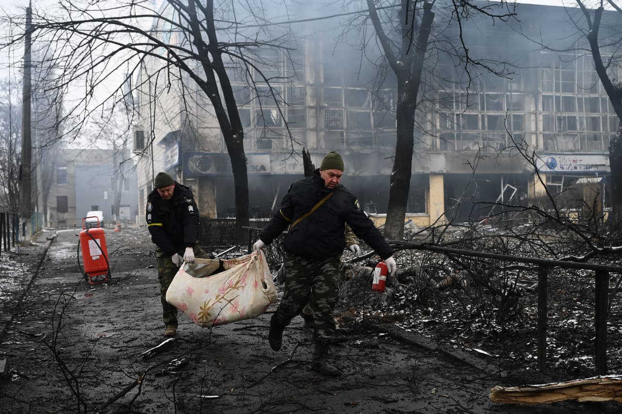 Agentes de seguridad transportan a una víctima tras el ataque a una torre de televisión en la capital. El número de muertos debido al conflicto bélico no está claro, ya que ni Rusia ni Ucrania dan cifras de tropas caídas. La oficina de derechos humanos de Naciones Unidas dijo este martes que 136 civiles han fallecido, aunque es probable que esa cifra sea mayor.