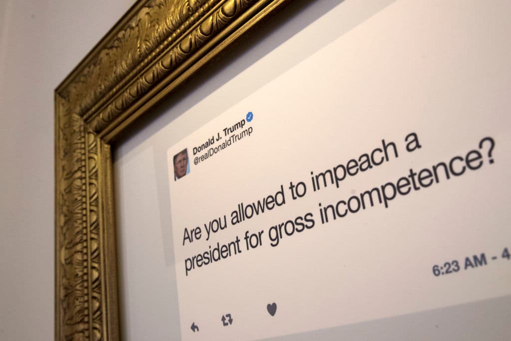 Al costado, otra de las obras maestras del gobernante: "¿Se puede destituir a un presidente debido a una crasa incompetencia?", se preguntó en una ocasión Trump. (Drew Angerer/Getty Images)