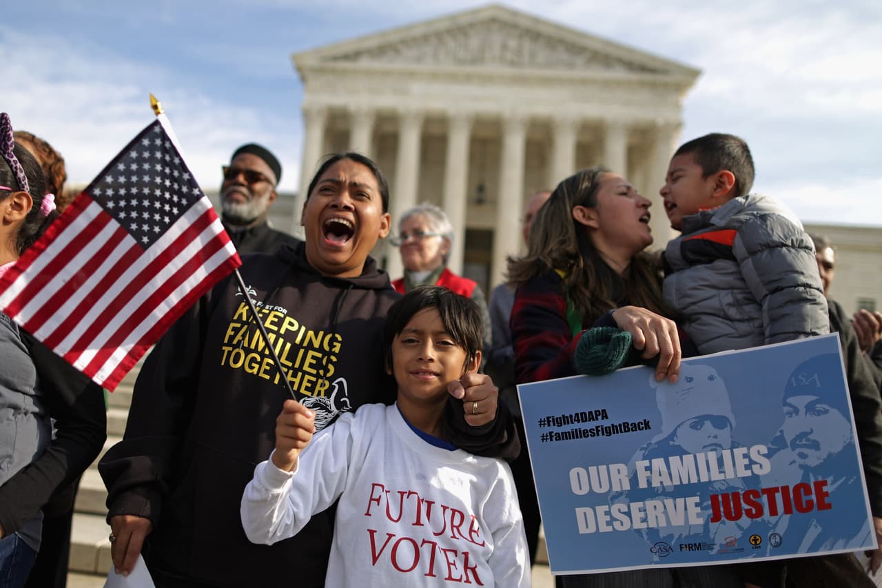 Familias de todo el país asistieron al máximo tribunal en Washington en junio, cuando se emitió 
<a href="http://www.univision.com/noticias/accion-ejecutiva/la-corte-suprema-bloquea-la-accion-ejecutiva-que-protegia-de-la-deportacion-a-5-millones-de-indocumentados"><b>un fallo dividido</b></a> de 4-4 que mantuvo congelado el programa DAPA y la extensión de DACA.