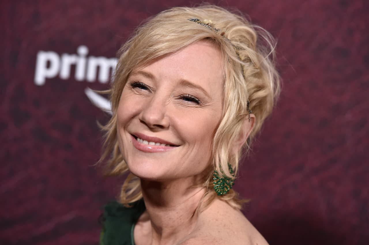 En 2001, Heche se casó con el camarógrafo Coleman Laffoon, con quien tuvo a su hijo Homer. El matrimonio terminó en divorcio y en 2009, Heche tuvo otro hijo, Atlas, con James Tupper, su coprotagonista en un filme titulado 
<i>Men in Trees.</i>