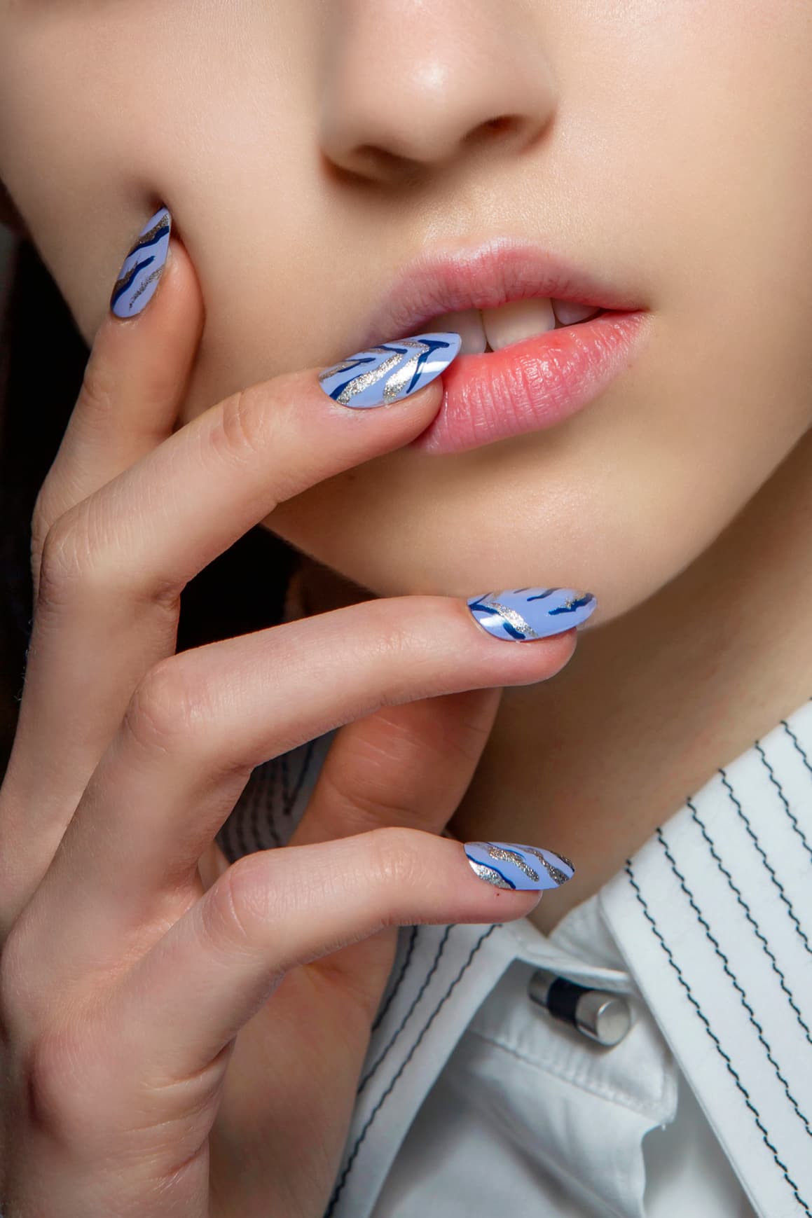 <b>7. Azulados</b>. Aunque el verano se termine los tonos azules también te pueden acompañar durante el otoño y el invierno. Los más apagados son ideales para la temporada, aunque también se vale llevar los más intensos. Con ellos también puedes crear algún diseño como el que aquí te presentamos. 
<br>