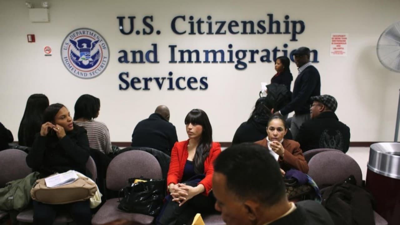 El gobierno de Trump busca negar la residencia a inmigrantes legales que usen beneficios públicos