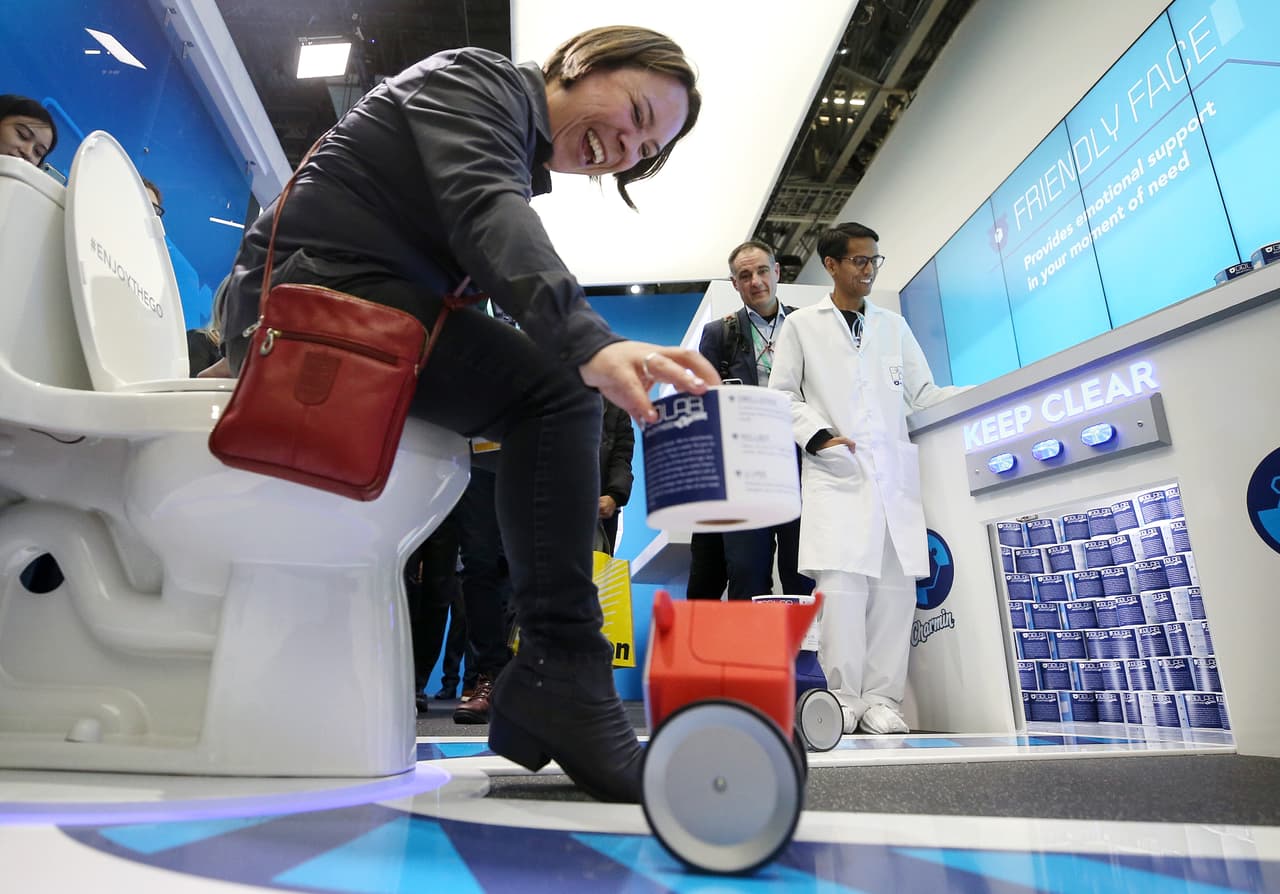 <b>Un robot para una emergencia domestica.</b> El Charmin Rollbot es un pequeño androide operado desde el teléfono y que fue diseñado para ayudar cuando estás en el baño y te das cuenta demasiado tarde que no hay papel higiénico. CES, la feria anual de tecnología más grande del mundo, durará del 7 al 10 de enero en Las Vegas, Nevada.
