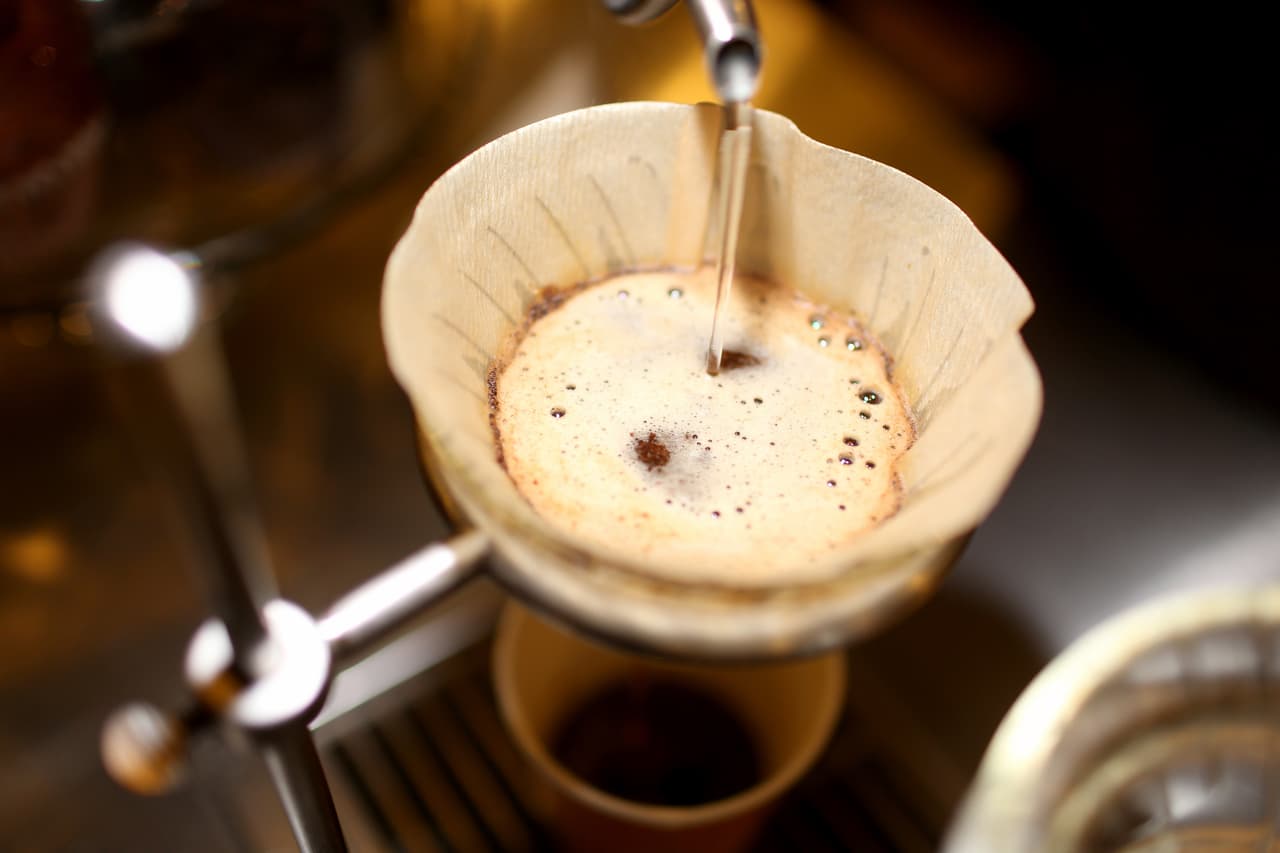 <b>Slow Brew</b>
<br>El proceso para preparar café se ha vuelto, a propósito, más lento y manual. El propósito es servir tazas que estén hechas a medida, mucho menos genéricas en sabor y con métodos nuevos o que habían caído en el olvido. Ahora es más frecuente encontrarse con cafeterías que ofrecen cafés preparados con dispositivos como 
<b><a href="http://www.chemexcoffeemaker.com/">el chemex</a></b>, la prensa francesa o, tan sofisticados, como la cona. De acuerdo al reporte de la Asociación Nacional de Café, entre el 2008 y el 2016 el consumo de este tipo de café subió del 19% al 41% entre bebedores de 29 a 45 años.