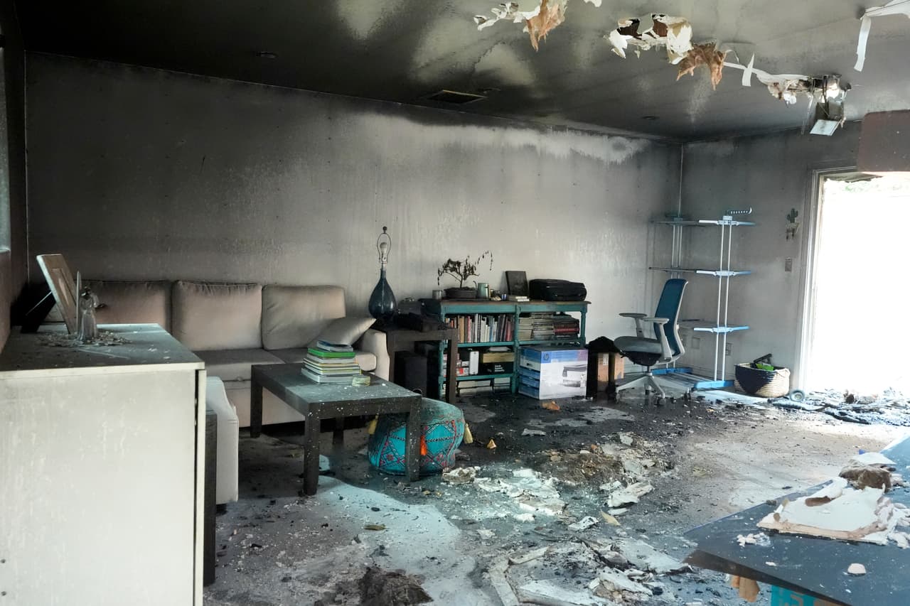 El interior de una casa se ve dañado después de que el 
<b>incendio Franklin</b> arrasara.