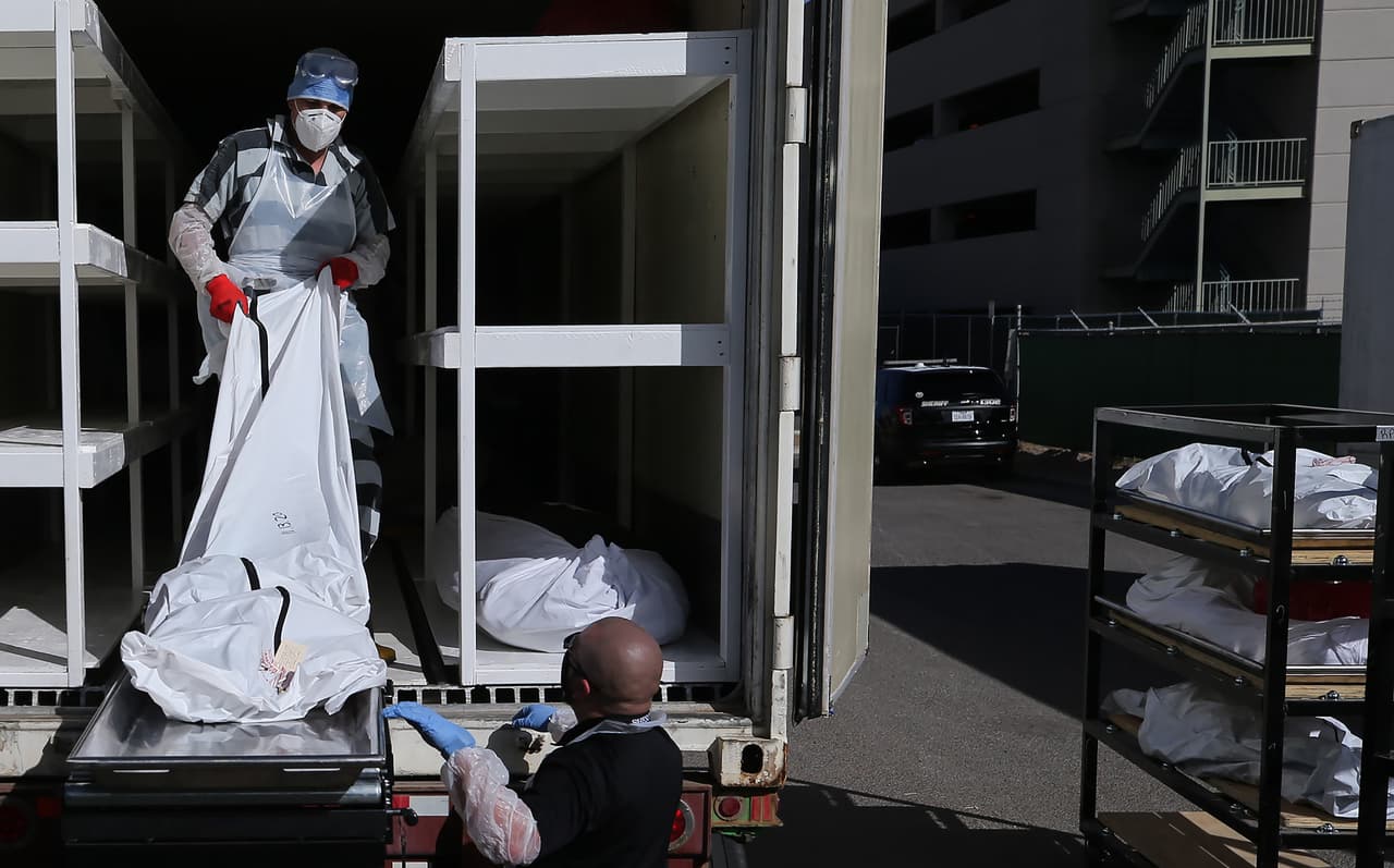 En la ciudad de El Paso, fronteriza con México, 
<a href="https://www.univision.com/noticias/salud/sigue-la-crisis-en-el-paso-por-el-covid-19-presos-de-la-carcel-del-condado-ayudan-a-la-morgue">pagan dos dólares la hora a entre cinco y nueve presos</a> que ayudan a transportar cadáveres en las morgues móviles que activaron para manejar la gran cantidad de cuerpos. Esta fotografía muestra a los reos trabajando en la 
<a href="https://www.univision.com/noticias/coronavirus/el-golpe-del-covid-19-en-el-paso-la-ciudad-lidia-con-morgues-saturadas-y-negocios-quebrados">morgue provisional instalada</a> en el estacionamiento de la oficina forense de esa ciudad. 17 de noviembre.