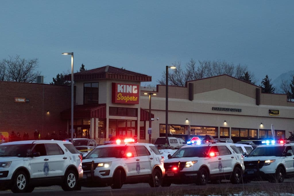 <b><a href="https://www.univision.com/noticias/tiroteos/tiroteo-colorado-tienda-comestibles-king-soopers">2. Tiroteo en un supermercado de Boulder, Colorado. </a></b>
<br>Menos de una semana después del tiroteo de Atlanta, un hombre entró disparando en un supermercado King Soopers en Boulder, Colorado, 
<b>causando la muerte de al menos 10 personas</b>, entre ellas un policía.