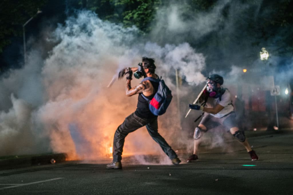 Aunque las protestas comenzaron de forma pacífica, la policía comenzó a disparar gases contra los manifestantes al pasar la hora del toque de queda. A partir de entonces se dieron varios episodios de violencia y al amanecer del martes, varios edificios ardían y habían saqueado algunas tiendas.