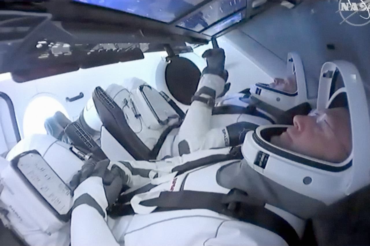 <b>La primera empresa privada en llevar astronautas al espacio.</b> El 30 de mayo despegó desde Cabo Cañaveral 
<a href="https://www.univision.com/noticias/medio-ambiente/la-primera-empresa-privada-en-llevar-personas-al-espacio-el-exitoso-despegue-del-cohete-de-spacex-con-dos-astronautas-de-nasa-fotos"><u>la prueba ‘Demo-2’, el primer vuelo espacial con dos astronautas operado por una empresa privada</u></a>, SpaceX. Esta fue la misión prueba que demostró que la nave de la empresa de Elon Musk es capaz de llevar seres humanos a la órbita terrestre, acoplarse con la Estación Espacial Internacional y afrontar los desafíos que implica el reingreso en nuestra atmósfera. También fue el 
<a href="https://www.univision.com/noticias/estados-unidos/nasa-hara-un-lanzamiento-de-una-nave-tripulada-desde-suelo-estadounidense-por-primera-vez-en-10-anos">primer vuelo con astronautas a bordo lanzado desde suelo estadounidense en casi 10 años.</a>