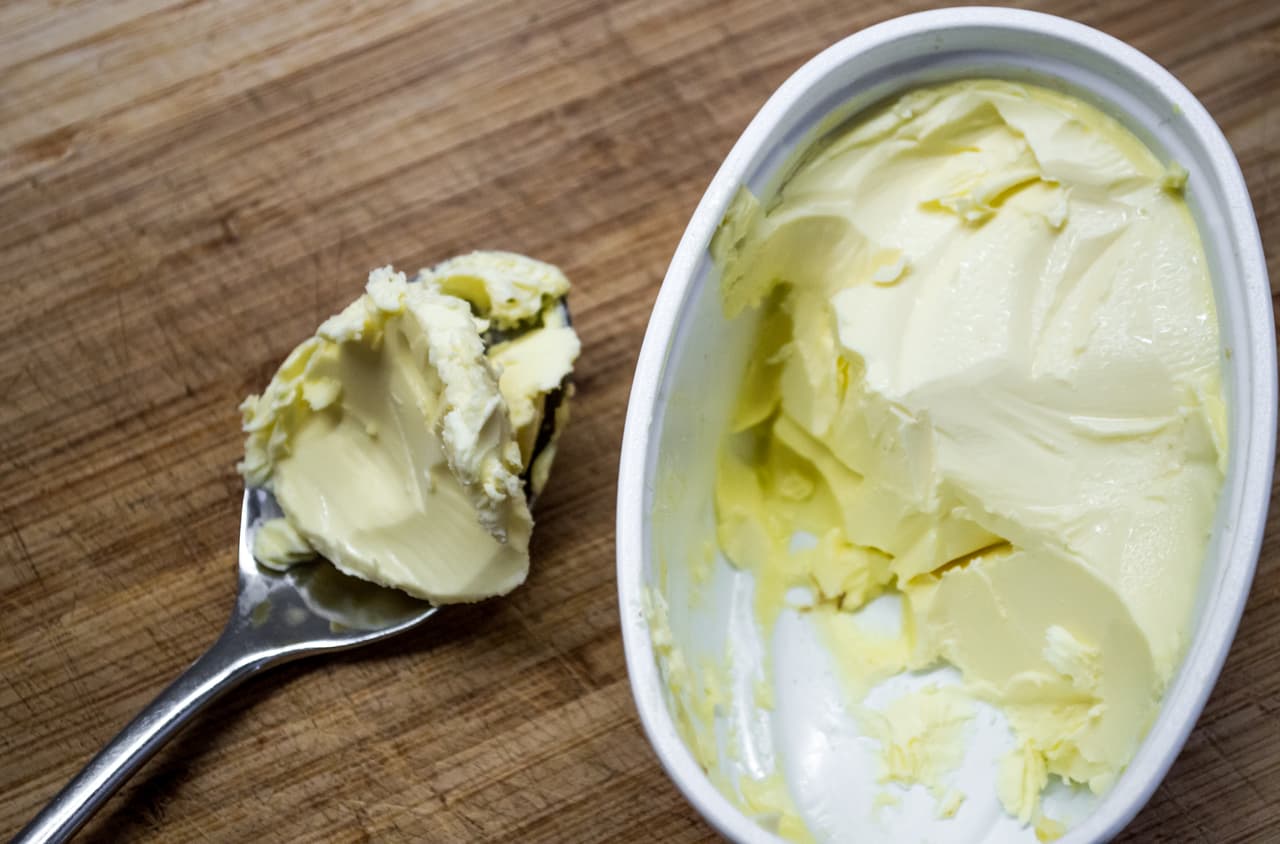 <b>Margarina</b>. Cuanto más sólida es la margarina, más grasas trans contiene. Algunas marcas anuncian “0 gramos” de trans fat, pero si la etiqueta lista aceites parcialmente hidrogenados, esas pequeñas cantidades van sumando. Lo mejor: un chorrito de aceite de oliva en la tostada.