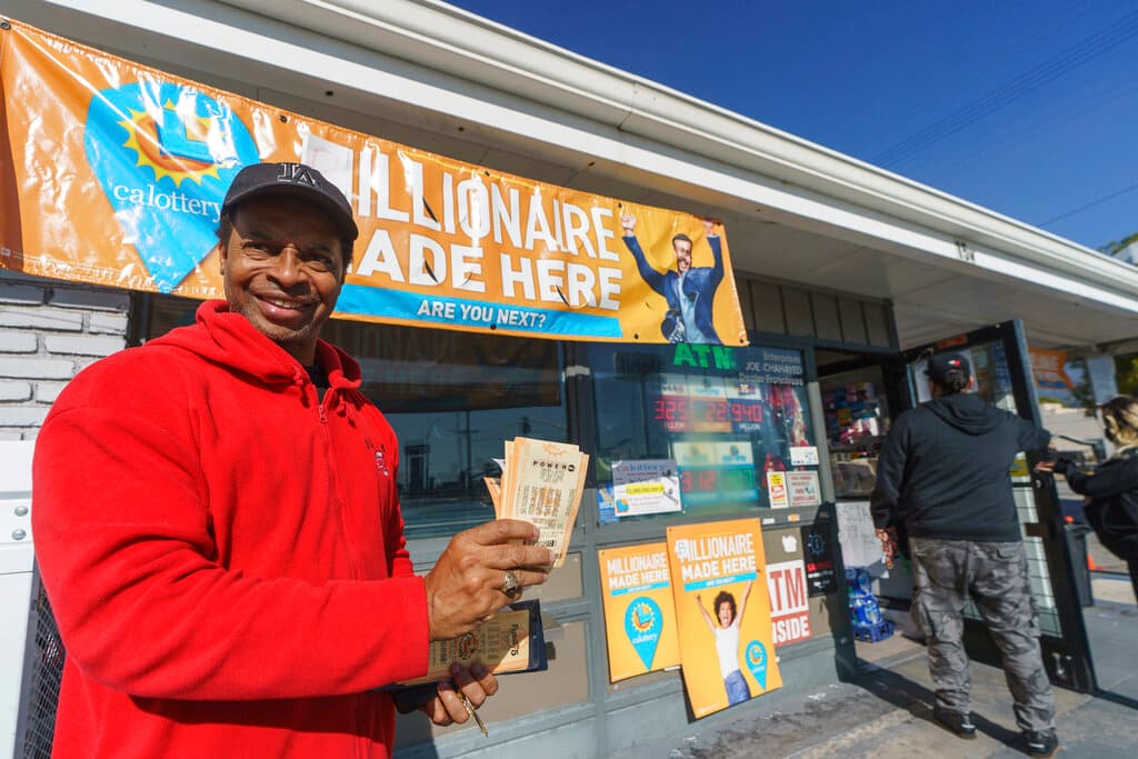 Y aunque cualquiera puede ser el 
<a href="https://www.univision.com/local/miami-wltv/mega-millions-premio-mayor-1-58-mil-millones-neptune-beach-florida">el nuevo millonario,</a> existen dudas sobre si 
<a href="https://www.univision.com/local/orlando-wven/puedo-cobrar-la-loteria-si-soy-indocumentado-en-florida-video"><b>un inmigrante indocumentado</b> podría cobrar este jugoso premio</a> o de otra lotería como Powerball en Florida.