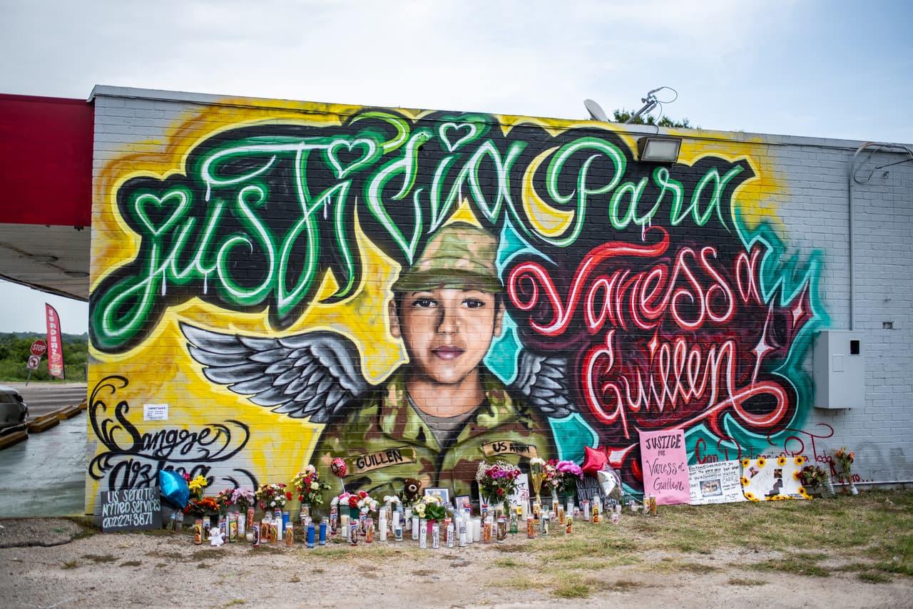En el mural se encuentran la frase “Justicia para Vanessa” arriba de la imagen de Vanessa vestida con su uniforme de soldado y dos alas de ángel.