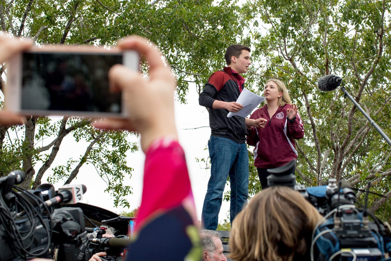"Ustedes están siendo observados por toda la nación. Sean fuertes y mantengan el mensaje por el cambio de las leyes de armas en Florida", gritó Cameron Kasky a sus compañeros que salían de viaje a Tallahassee. Kasky es estudiante de la secundaria Marjory Stoneman Douglas
<b> </b>y uno de los líderes del movimiento #NeverAgain (Nunca más).
<br>